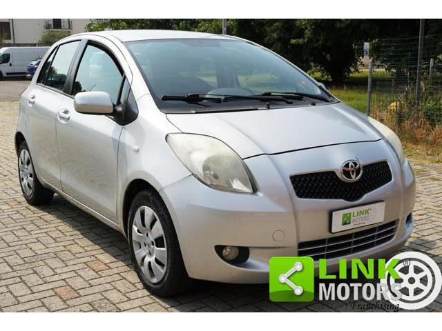 TOYOTA YARIS 1.3 VVTi 87CV - CAMBIO AUTOMATICO - PRENOTATA