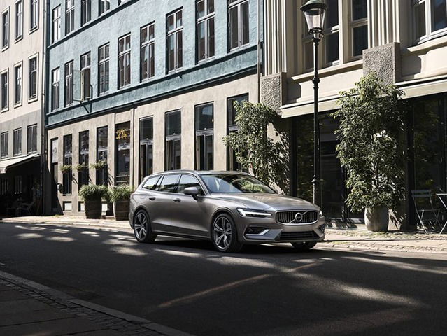 VOLVO V60 (2018-->) D4 AWD Geartronic Momentum