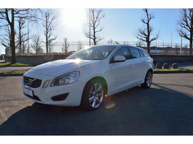 VOLVO V60 (2010) D5 Geartronic Momentum